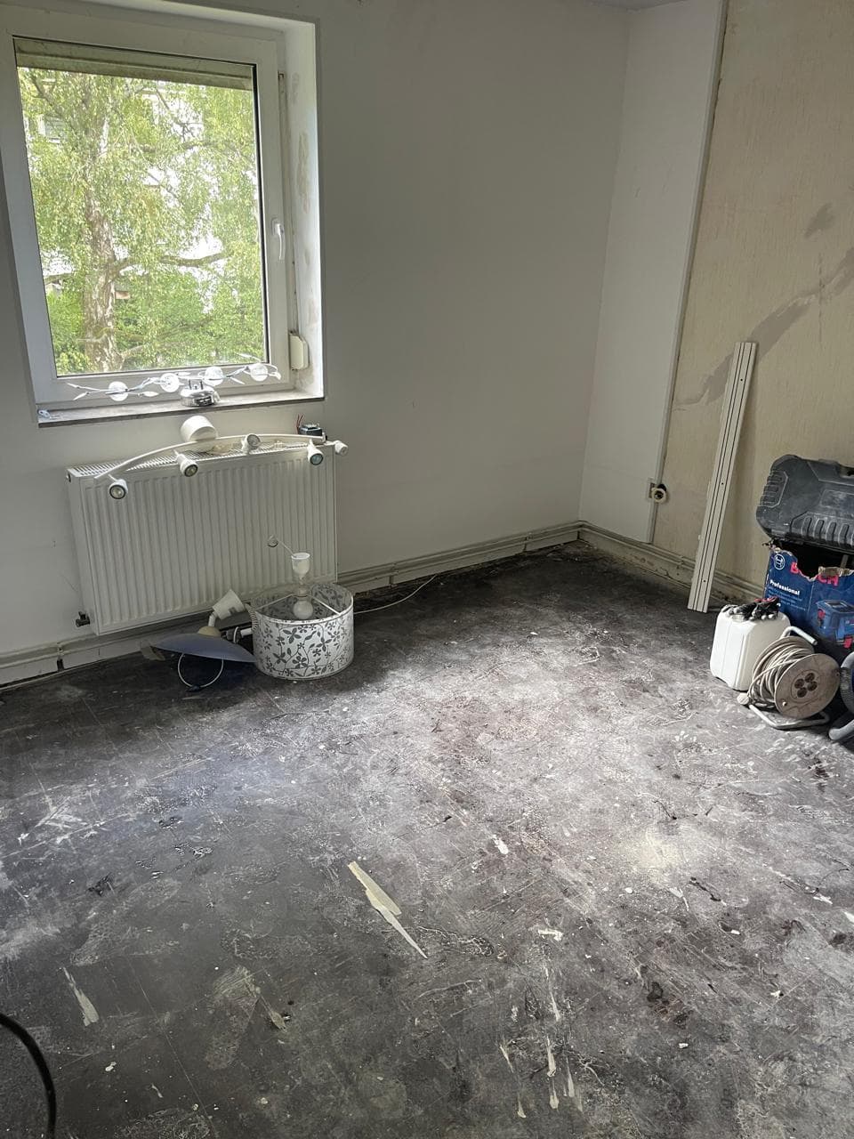 Vorher: Wohnraum der sanierten 2-Zimmerwohnung (Sanierte 2-Zimmerwohnung)